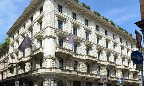 Zurich wants to buy its Italian subsidiary, Julius Baer