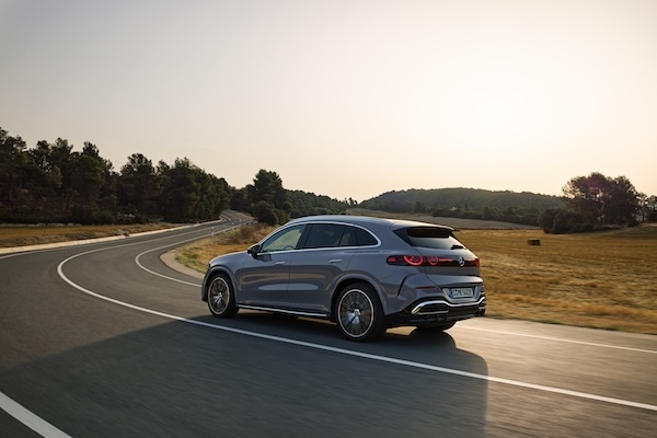 Der neue Mercedes-Benz GLC 400 4MATIC mit EQ Technologie.Energieverbrauch kombiniert: 14,9-18,8 kWh/100 km | CO₂-Emissionen kombiniert: 0 g/km | CO₂-Klasse: A [1] Exterieur: AMG Line; lavender silver [1] Die Angaben sind vorläufig. Es liegen bislang weder bestätigte Werte von einer amtlich anerkannten Prüforganisation noch eine EG-Typgenehmigung noch eine Konformitätsbescheinigung mit amtlichen Werten vor. Abweichungen zwischen den Angaben und den amtlichen Werten sind möglich.;Energieverbrauch kombiniert: 14,9-18,8 kWh/100 km | CO₂-Emissionen kombiniert: 0 g/km | CO₂-Klasse: A [1] [1] Die Angaben sind vorläufig. Es liegen bislang weder bestätigte Werte von einer amtlich anerkannten Prüforganisation noch eine EG-Typgenehmigung noch eine Konformitätsbescheinigung mit amtlichen Werten vor. Abweichungen zwischen den Angaben und den amtlichen Werten sind möglich.The all-new electric Mercedes-Benz GLC 400 4MATIC with EQ Technology.Energy consumption combined: 14,9-18,8 kWh/100 km | CO₂ emissions combined: 0 g/km | CO₂ class: A [1] Exterior: AMG Line; lavender silver [1] The information is provisional. Neither confirmed values from an officially recognised testing organisation nor an EC type approval nor a certificate of conformity with official values are available to date. Deviations between the data and the official values are possible.;Energy consumption combined: 14,9-18,8 kWh/100 km | CO₂ emissions combined: 0 g/km | CO₂ class: A [1] [1] The information is provisional. Neither confirmed values from an officially recognised testing organisation nor an EC type approval nor a certificate of conformity with official values are available to date. Deviations between the data and the official values are possible.