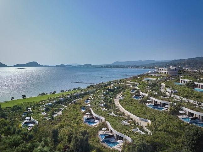 Mandarin Oriental Costa Navarino, eingebettet in die Landschaft