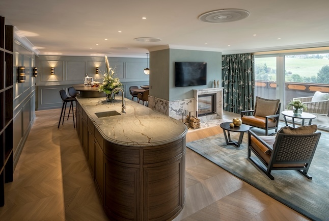 Das Foto darf ausschließlich für PR- und Marketingmaßnahmen für die Hotel Bareiss GmbH - Hermine-Bareiss-Weg - D-72270 Baiersbronn-Mitteltal räumlich und zeitlich unbegrenzt verwendet werden. Das Copyright verbleibt beim Bildautor Günter Standl (www.guenterstandl.de). Jegliche Nutzung Dritter ist mit dem Bildautor gesondert zu vereinbaren. Der Bildautor stellt das gelieferte Bildmaterial nicht von Rechten Dritter frei. Etwaige Ansprüche Dritter fallen in den Verantwortungsbereich des Bildnutzers.