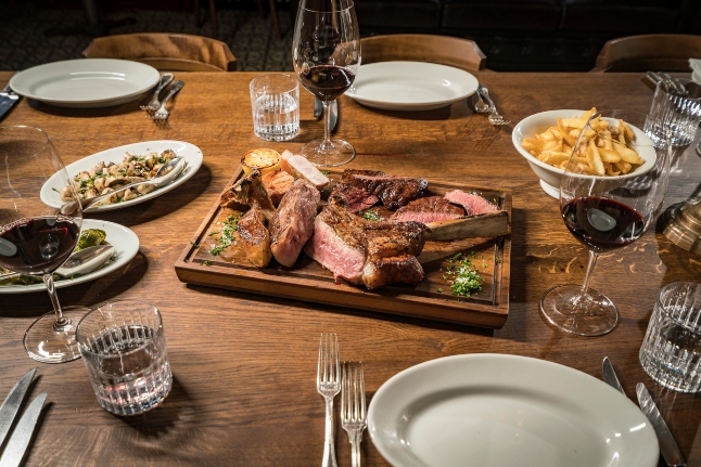 GM ChannelFoto: Joseph Khakshouri 23.02.2019Butcher’s TableDie Beiden Partner am sitzen, ( Philipp Oehler R. Daniel Carl L.)und der Metzger im StehenWir haben eine platte zu m teilenZürich (ZH)