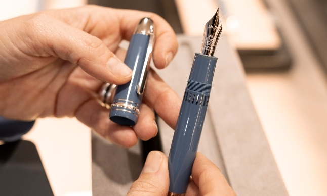 montblanc füller in der hand