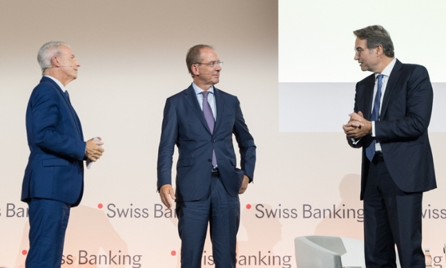 Giorgio Pradelli (rechts), Marcel Rohner (Mitte) mit Moderator Reto Lipp. (Bild: SBVg)