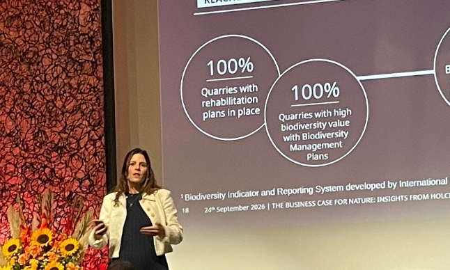 Renata Pollini führt im Lakeside aus, wie Holcim die Nachhaltigkeitsstrategie umsetzt. (Bild: finews)